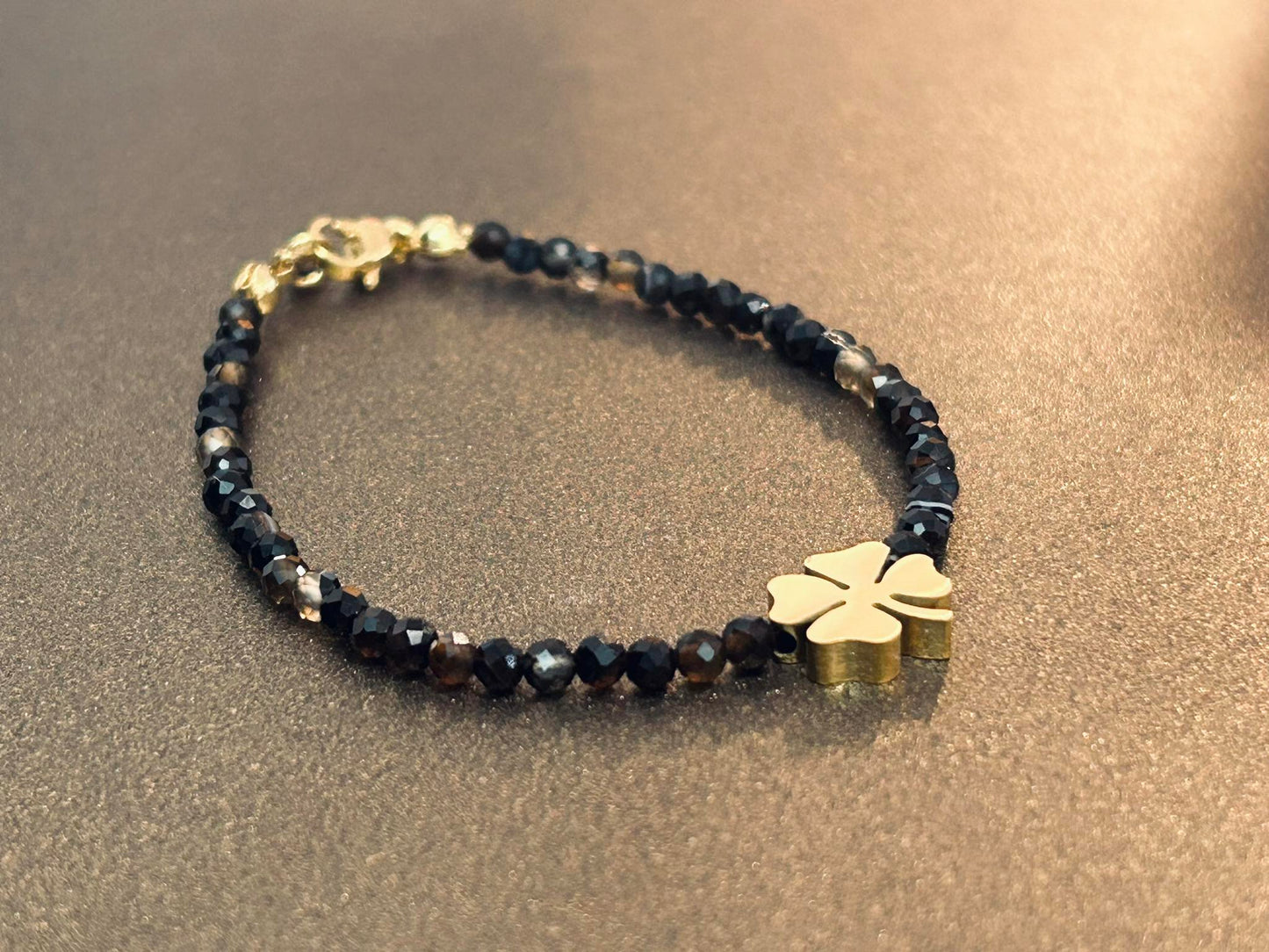 Ръчно изработена гривна от нежни 3 мм мъниста полускъпоценен камък ахат и висулка детелина подарък