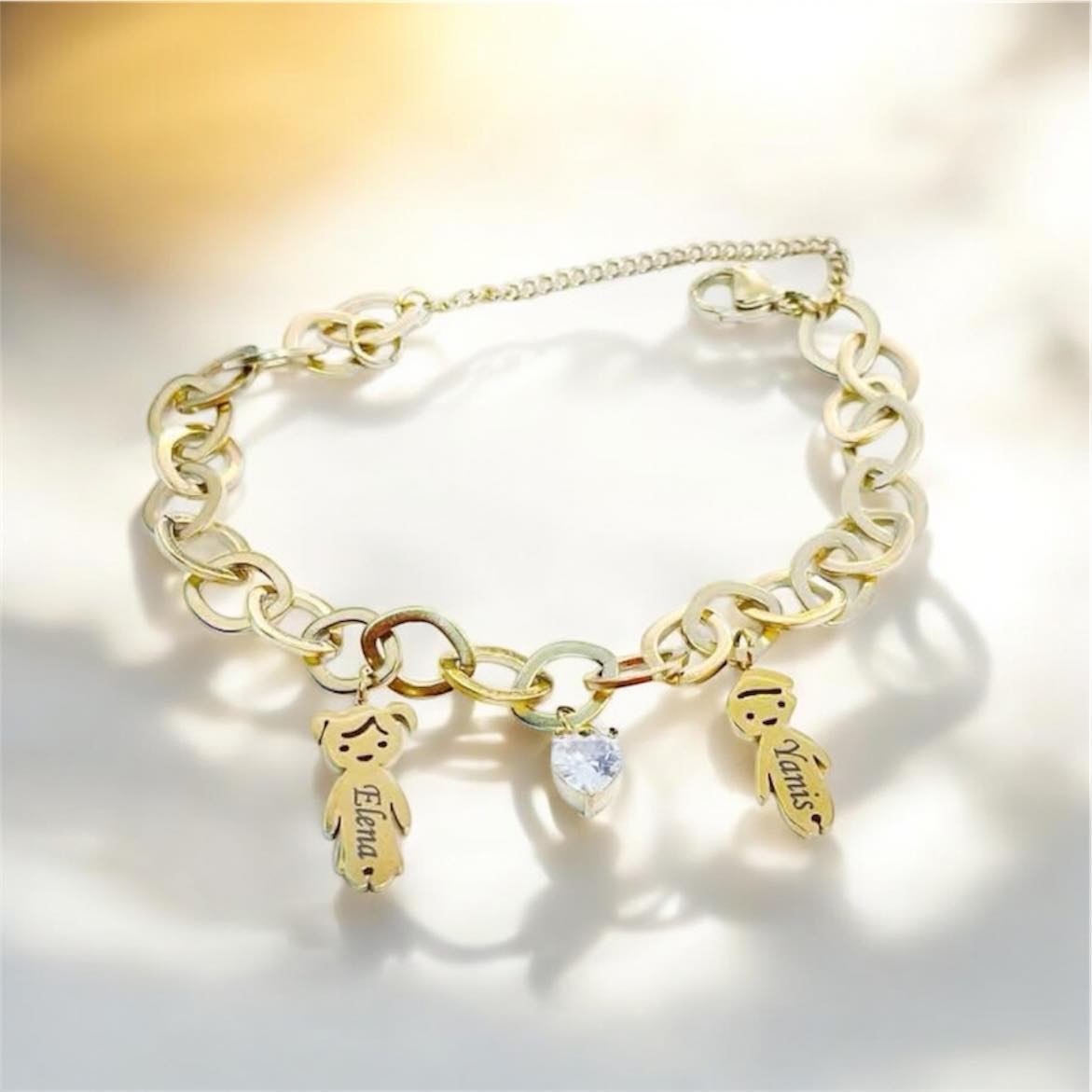 Гривна с две деца с граиврани имена и бяло сърце подарък