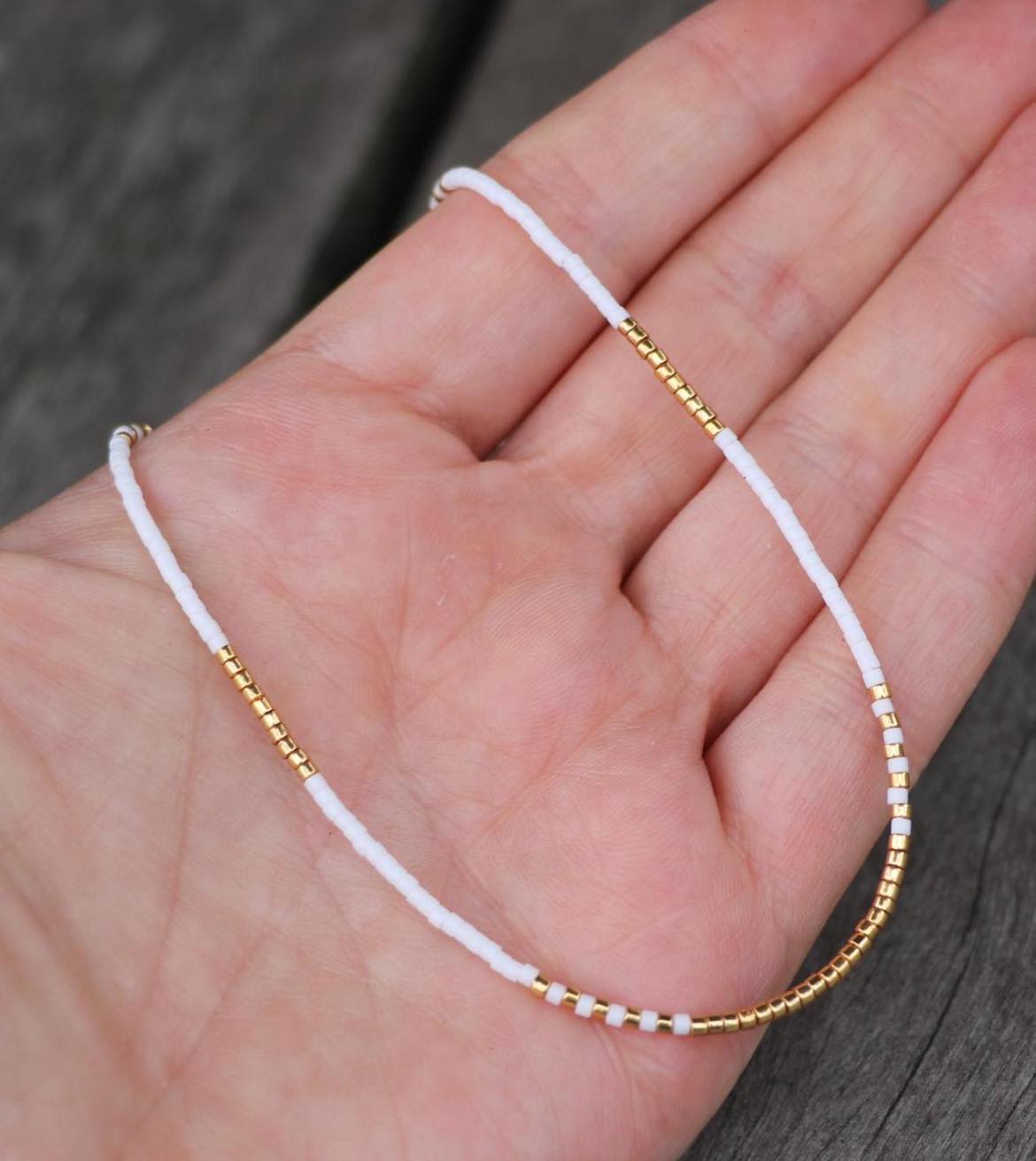 колие чокър с бели и златисти мъиста подарък