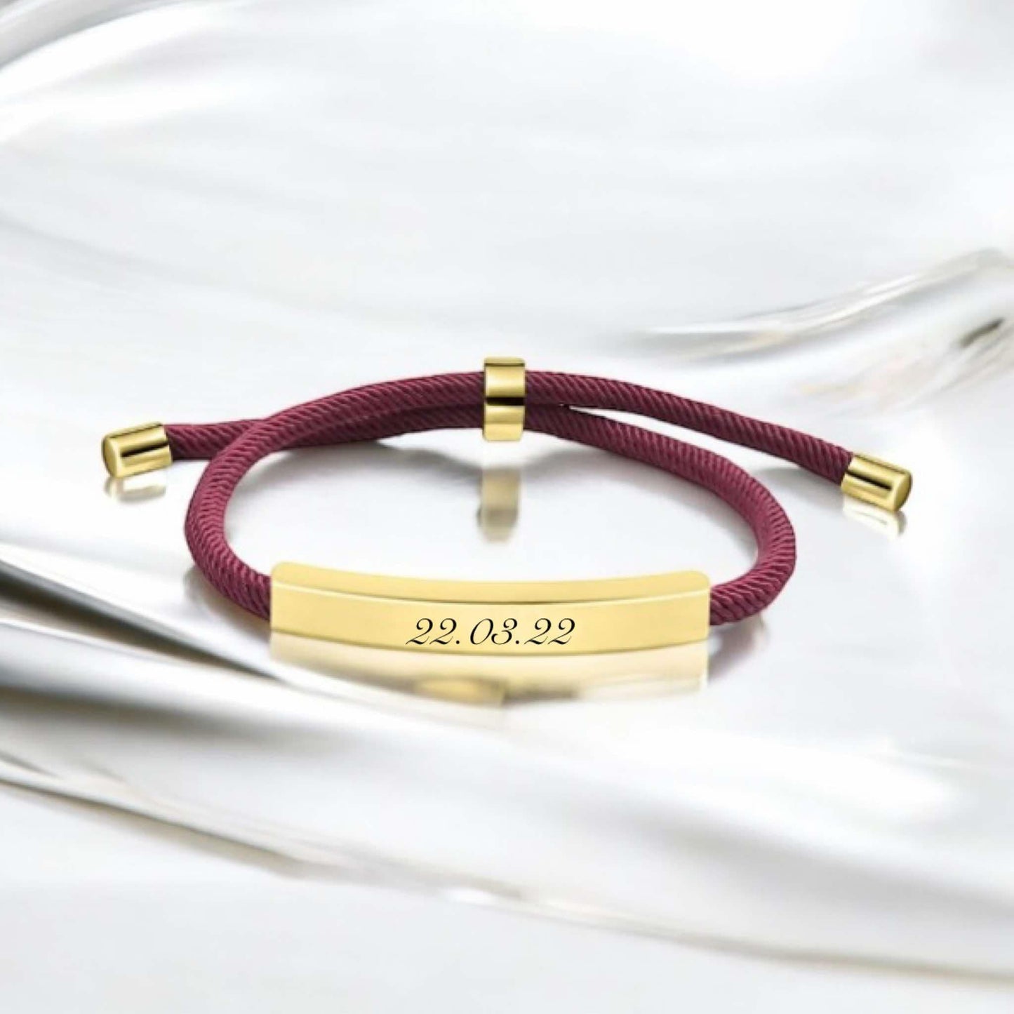 Гравирана гривна със златиста плочка и шнур подарък