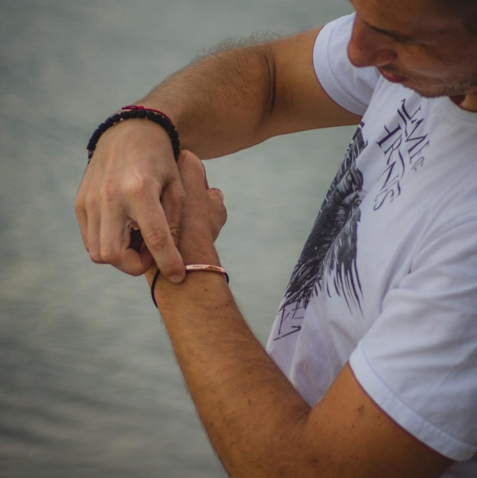 Гравирана гривна подарък