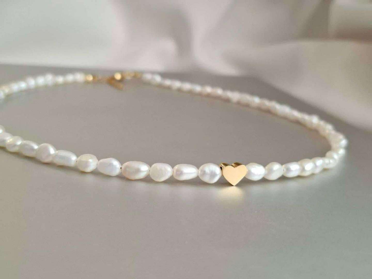 коле от естествени речни перли и сърце подарък