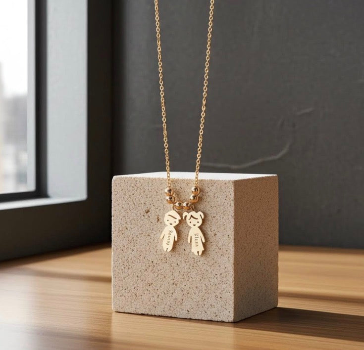 гравирано колие с две деца с имена подарък