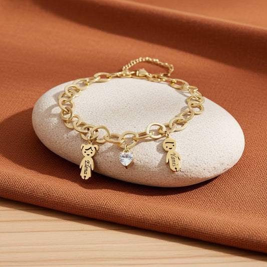 гривна с две деца с гравирани имена и бяло сърце подарък