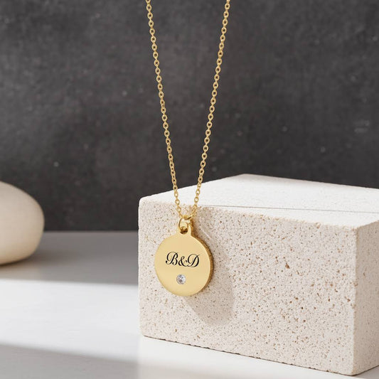 Гравирано колие с кръгла висулка с камъче подарък