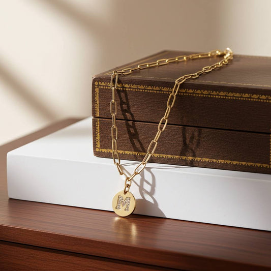 колие с буква от цирконий и верижка paperclip подарък