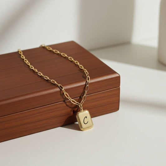 колие с гравирана правоъгълна висулка с буква подарък