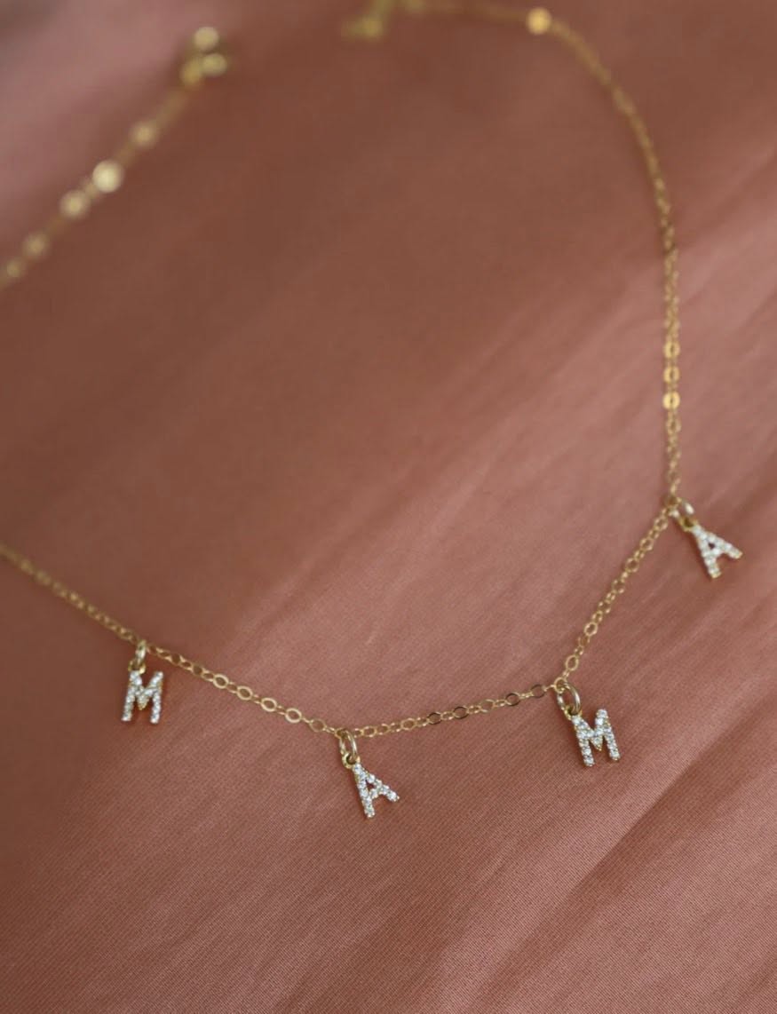 колие с букви мама подарък