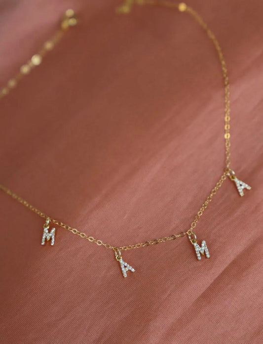 колие с букви мама подарък