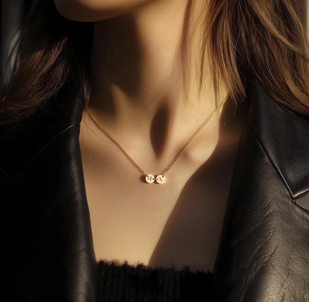 колие с гравирани кръгли висулки с букви подарък