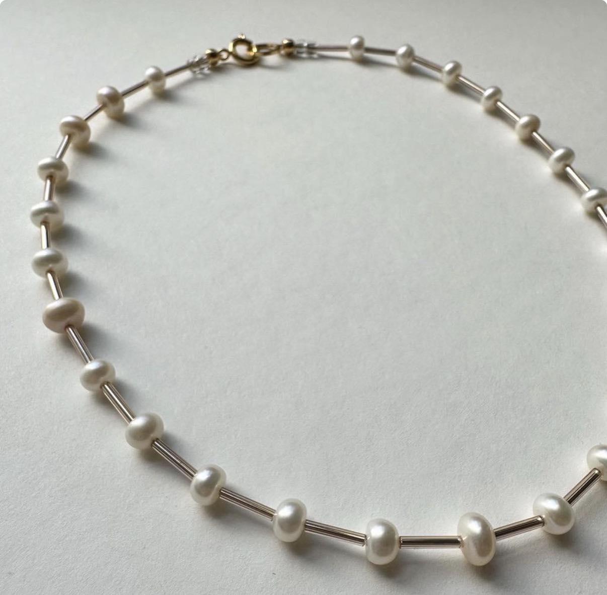 колие с перли и златисти елементи подарък