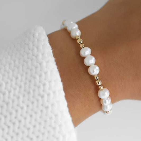 гривна с перли и златисти елементи подарък