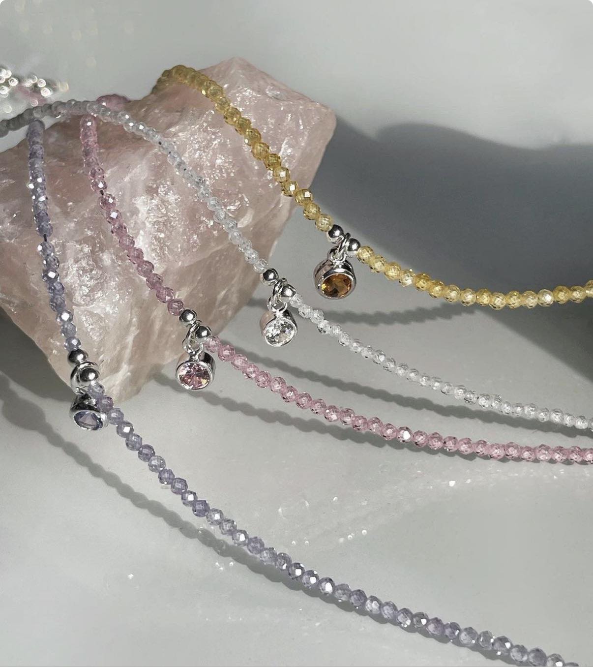 Чокър от естествен камък и цирконий подарък