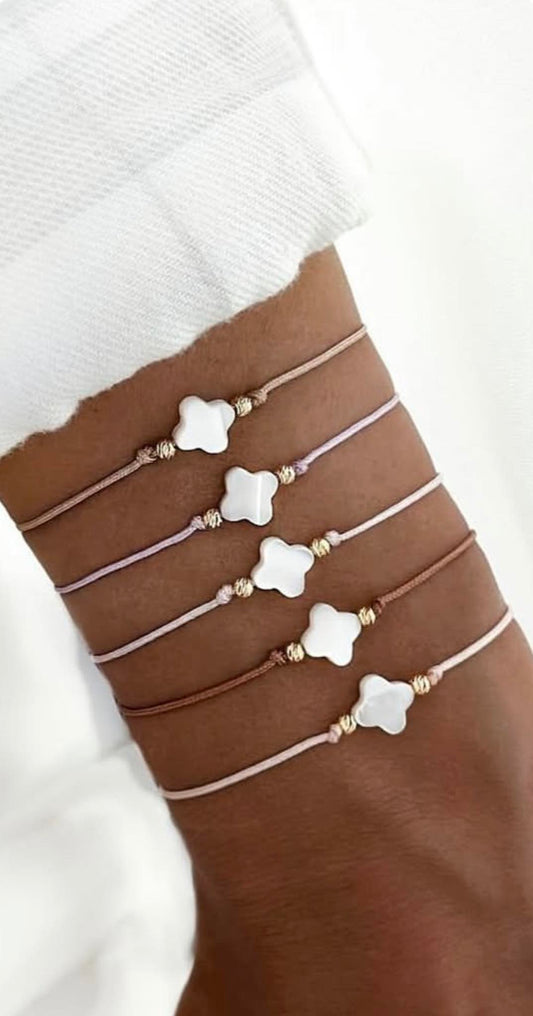 Гривна с конец със седефена детелина и златни елементи 14К (проба 585) - 34.99лв. (17.89€)